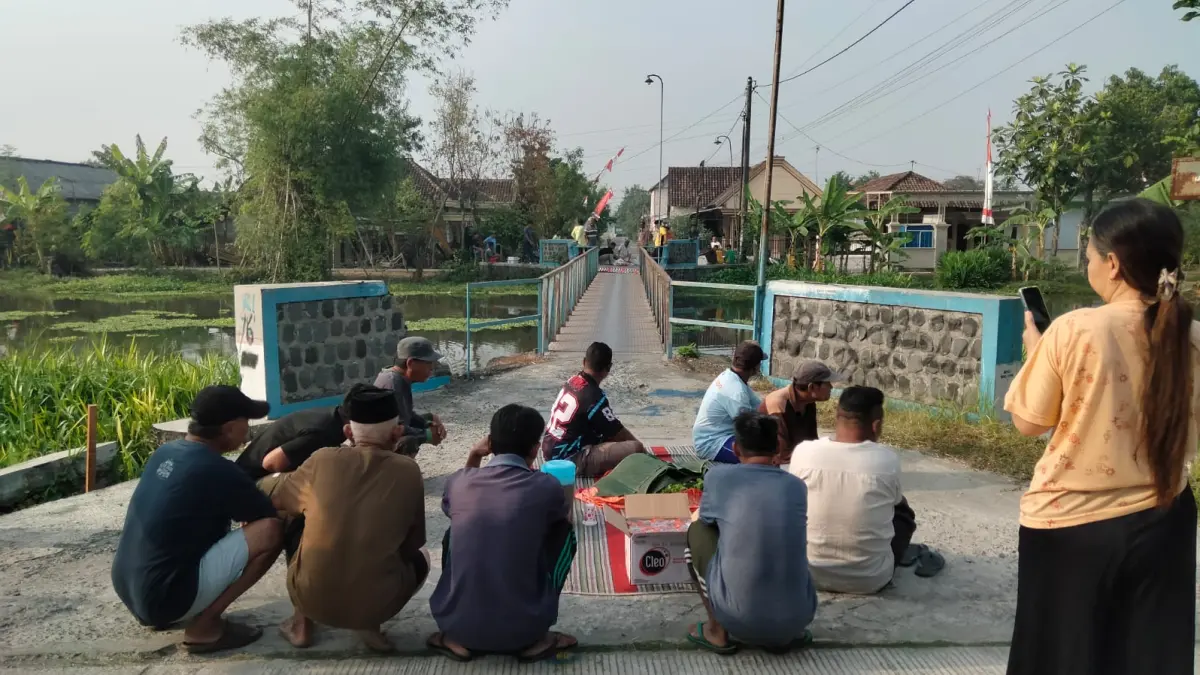 Warga menggelar doa bersama menyambut pembangunan jembatan bailey di Desa Kudubanjar, Kecamatan Kudu, Kamis (20/8).