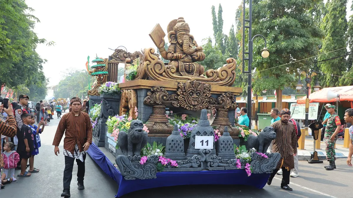 JUARA PERTAMA: Peserta karnaval mobil hias dan hasil bumi nomor urut 24 dari OPD Kelompok 2, Sabtu (22/8).