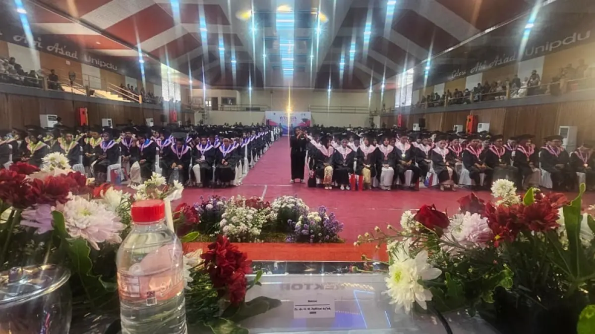 KHIDMAT: Prosesi wisuda wisudawan Unipdu di Gelora Abi As’ad Unipdu, Minggu (23/8).