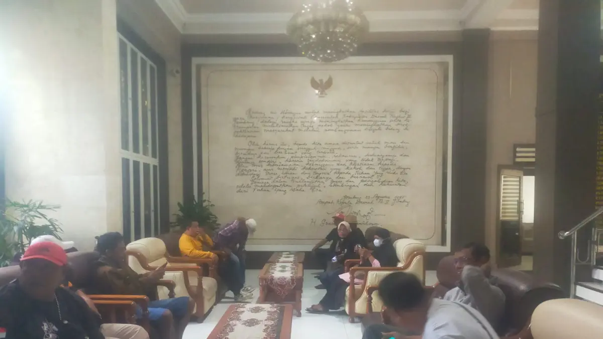 MEDIASI: PKL Sentra Kuliner saat mendatangi Kantor Pemkab Jombang, Senin (24/8)