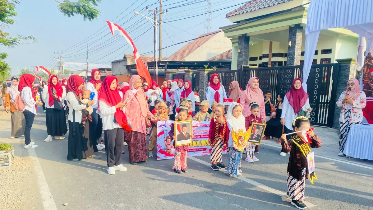 MERIAH: Pawai semangat kemerdekaan dilaksanakan gabungan Himpaudi, IGTKI, IGRA Kecamatan Ploso, Rabu (19/8).