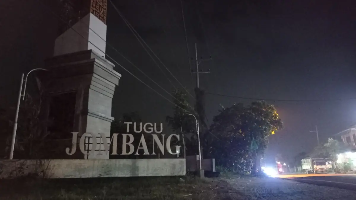 TAK ADA YANG NYALA: Kondisi kawasan Tugu Jombang di Kecamatan Bandarkedungmulyo gelap gulita, (21/8).