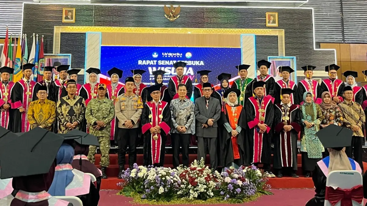TELADAN: Rektor Unipdu Dr. dr. H.M. Zulfikar As’ad, MMR foto bersama seluruh tamu undangan.