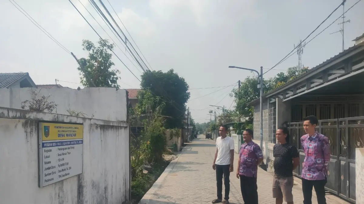 TUNJANG AKSES WARGA: Kasi Pemerintahan Desa Mancar Agus Wijayanto (paling kanan) dan Kaur Perencanaan Desa Mancar Juwari didampingi Ketua TPK Desa Mancar Suliadi menunjukkan lokasi pembangunan jalan paving di Dusun Mancar Timur.