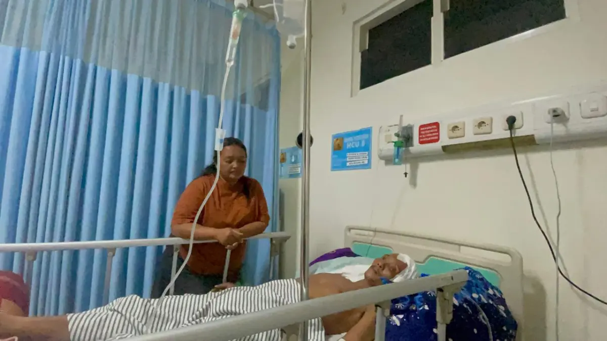 Warga dirawat usai menjadi korban bentrok diduga pendekat beberapa waktu lalu. 