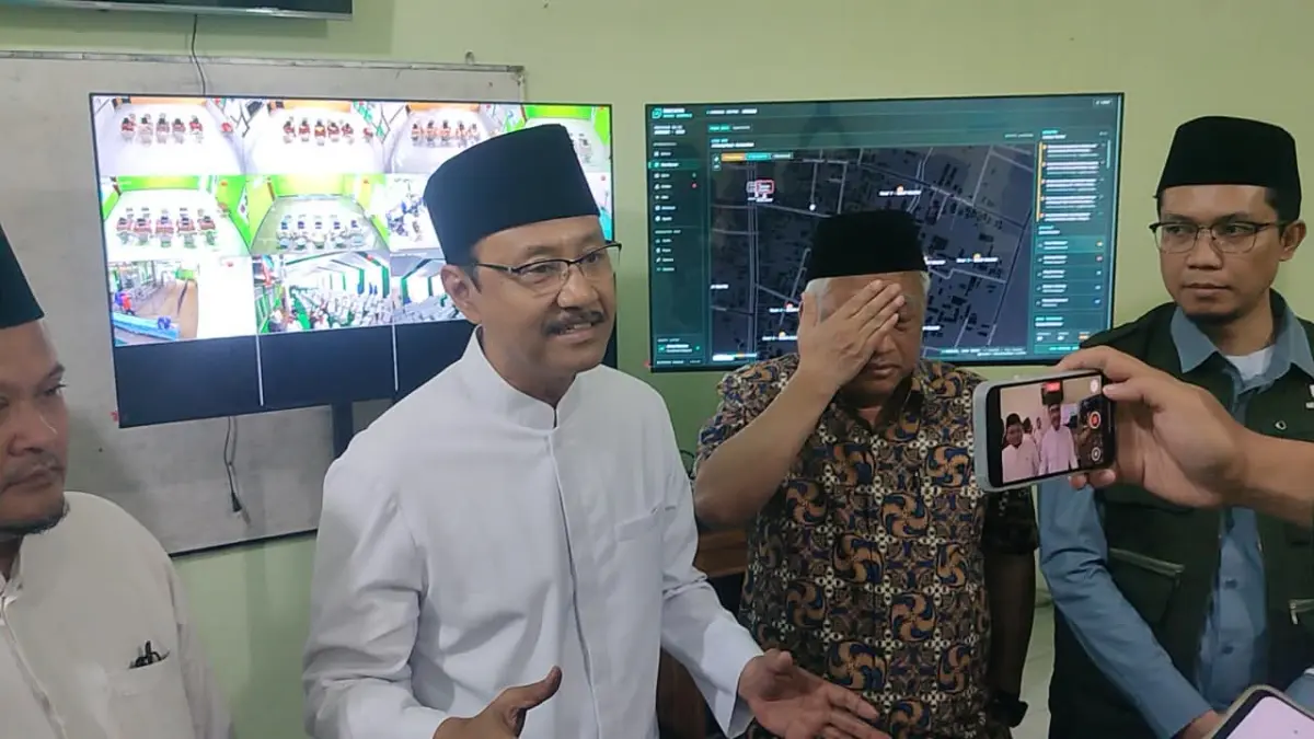BERI PENJELASAN: Ketua Panitia Pusat Muktamar ke-35 NU Saifullah Yusuf memberi penjelasan saat meninjau langsung kesiapan lokasi registrasi peserta di Pondok Pesantren Bahrul Ulum Tambakberas, Kecamatan Jombang, Kabupaten Jombang, Selasa (25/8).