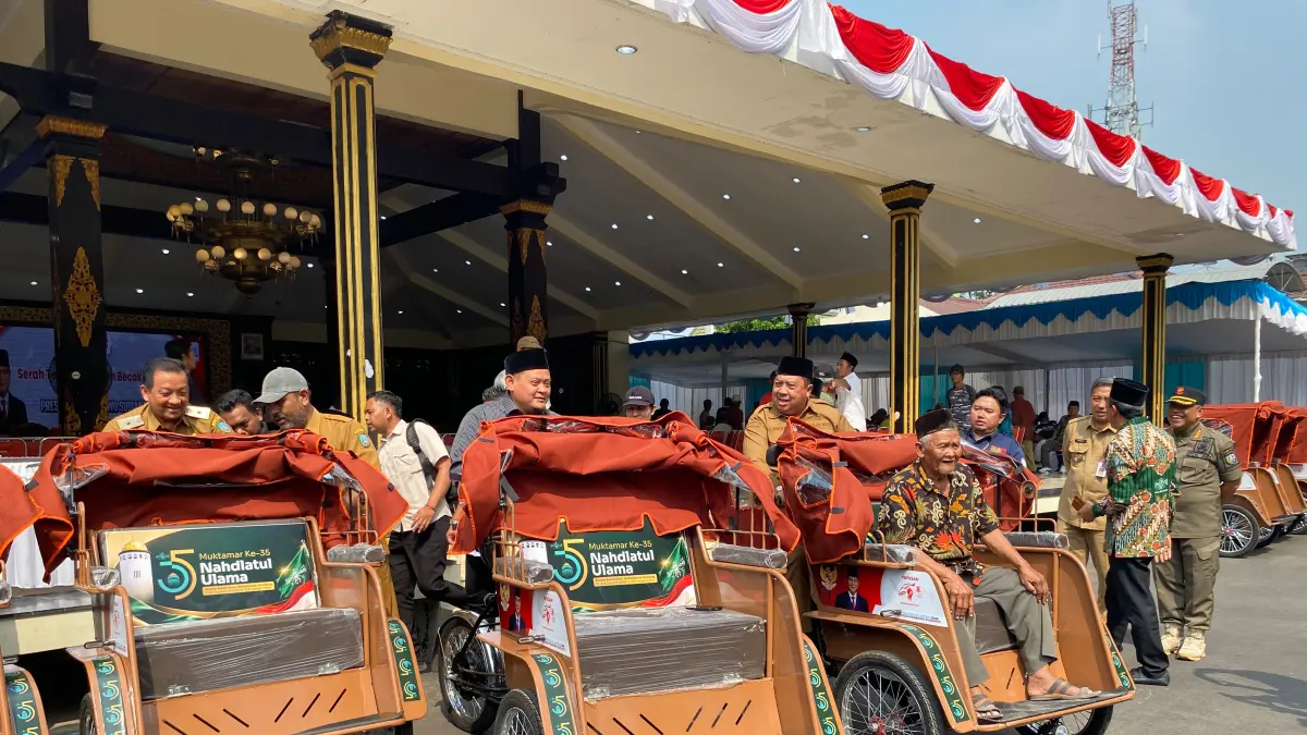 DICOBA: Bupati Jombang Warsubi bersama Ketua Panlok Muktamar ke-35 NU KH Abdurrozaq Sholeh (Gus Rozaq) menjajal becak listrik bantuan Prabowo, kemarin (24/8). 