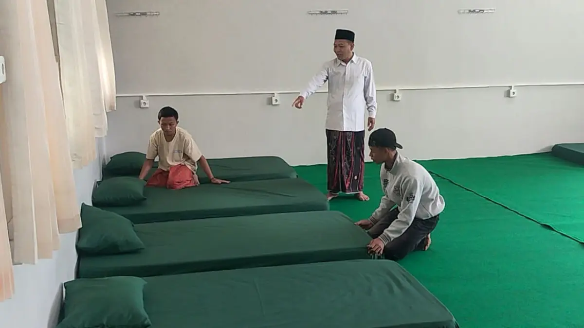 Kepala MAUWH Bahrul Ulum, Faizun Amir saat meninjau kamar untuk muktamirin, Senin (24/8).