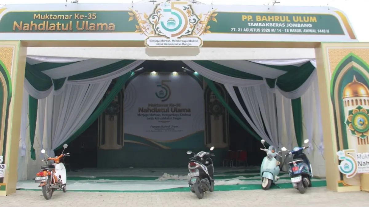 MEGAH: Pintu masuk venue pembukaan Muktamar di lapangan Untung Suropati megah. Tampak videotron besar dipasang menyambut peserta, Selasa (25/8).