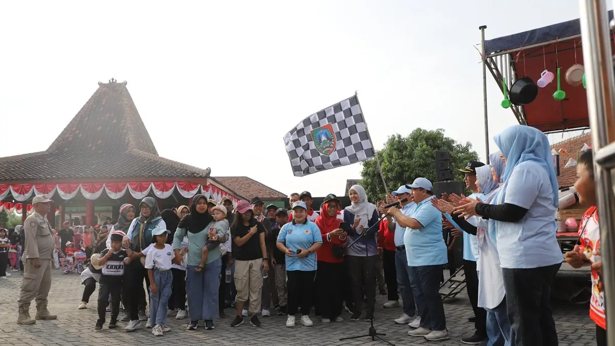 SEMANGAT: Kepala Desa Purisemanding Nurbata mendampingi Bupati Jombang Warsubi memberangkatkan peserta jalan sehat
