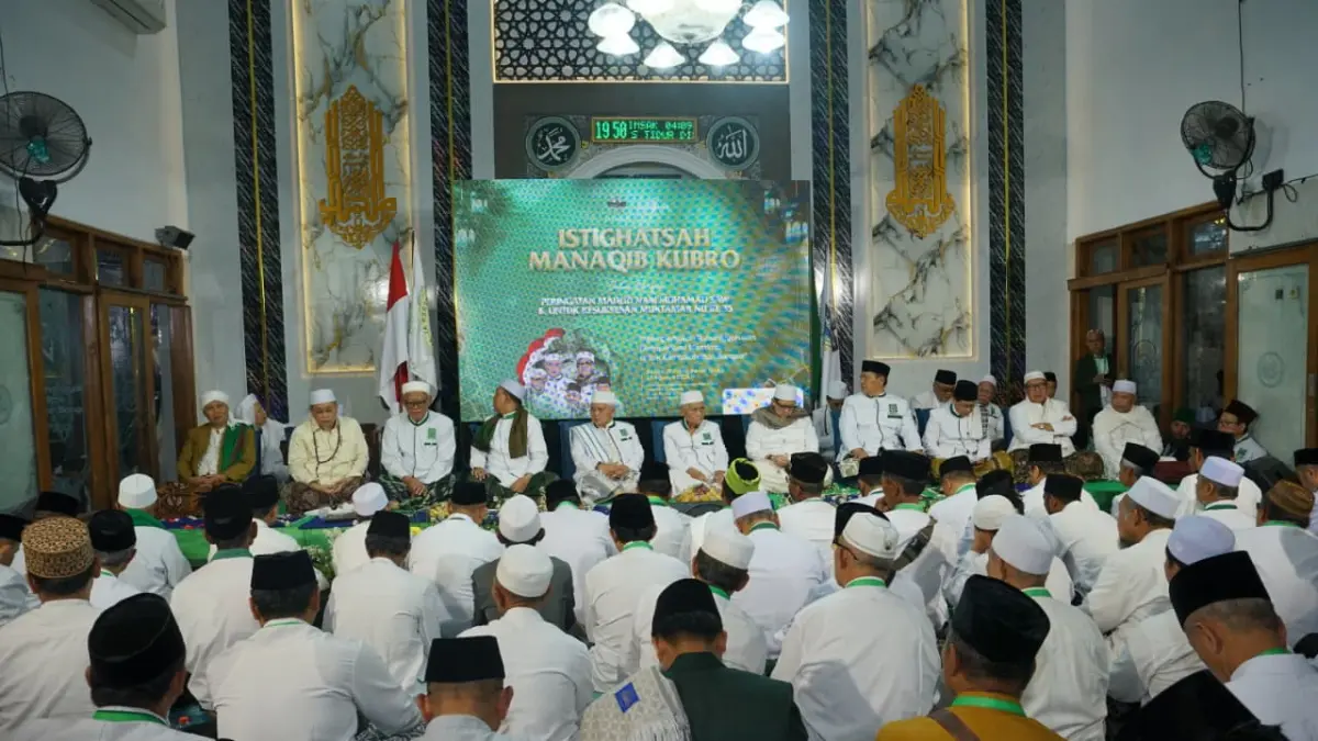 Ribuan jamaah larut dalam lantunan zikir, istighatsah, manaqib dan doa bersama pada gelaran Istighatsah dan Manaqib Kubra Jam’iyyah Ahlith Thariqah Al-Mu’tabarah An-Nahdliyyah (JATMAN) di Pondok Pesantren Al-Amanah II Bahrul Ulum, Jombang, Selasa (25/8) malam.