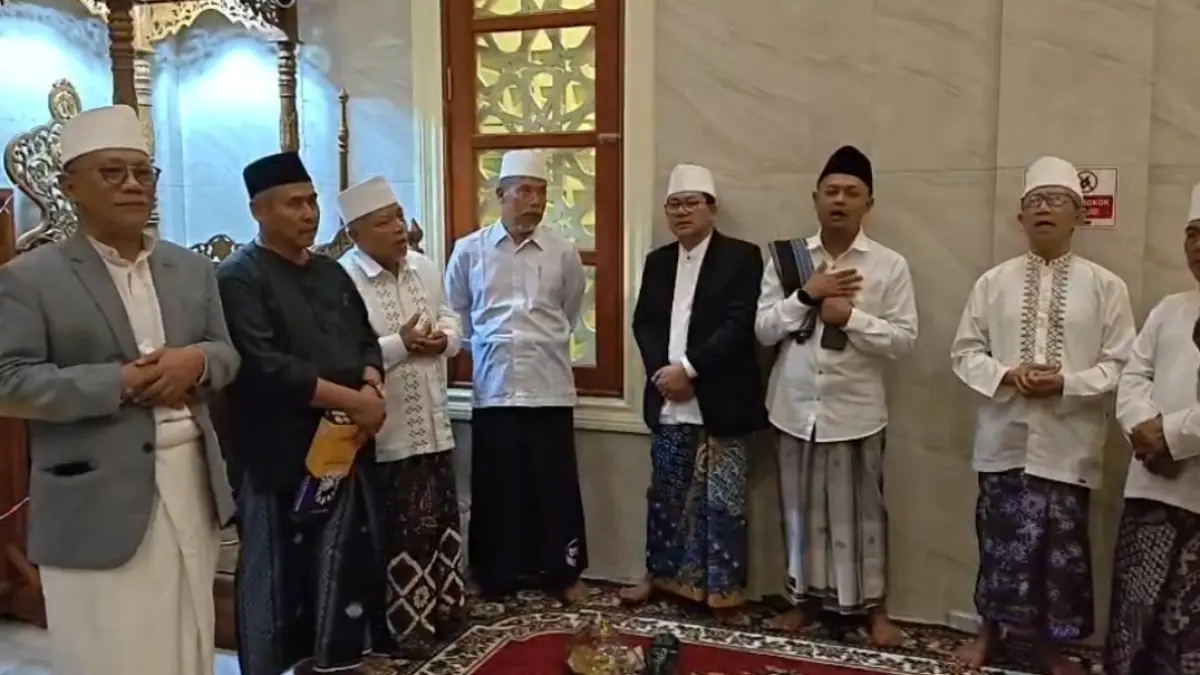 CINTA NABI: Tuan rumah H Qomaruzzaman, Ketua IPHI KH M Haris Munawir, pengasuh PP Darul Ulum Rejoso, KH Hamid Bisri, pengasuh PP Assaidiyyah 1 Bahrul Ulum Tambakberas, HM Imdad, saat peringatan Maulid Nabi di Masjid Aisyah Mojongapit, Senin (24/8).
