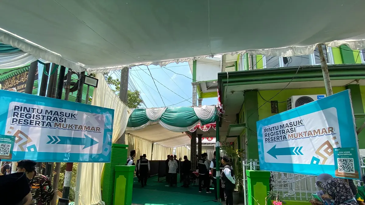 DIBATASI: Panlok membatasi setiap orang yang ingin masuk ke area registrasi muktamirin, Rabu (26/7).