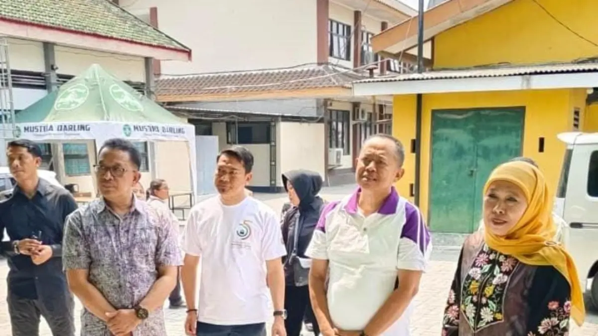 Gubernur Jawa Timur Khofifah Indar Parawansa turun langsung memantau kesiapan sejumlah venue (lokasi) yang disiapkan sebagai tempat istirahat muktamirin selama pelaksanaan Muktamar NU ke-35 di Kabupaten Jombang. Peninjauan dilakukan Selasa (25/8). 
