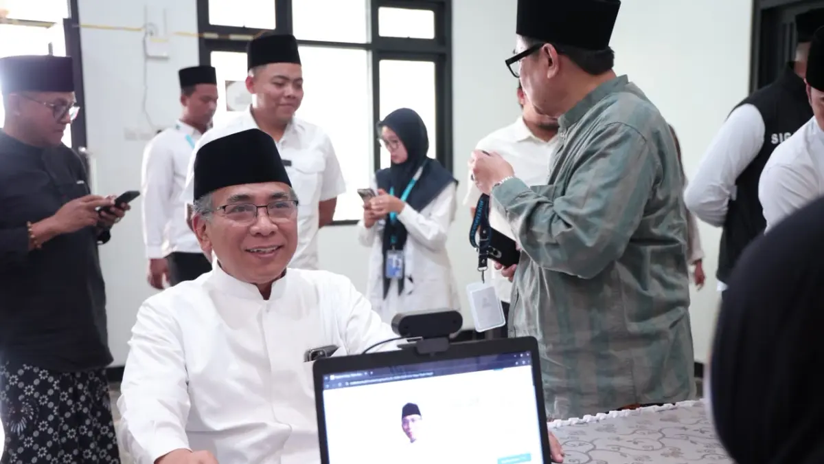 

Ketua Umum Pengurus Besar Nahdlatul Ulama (PBNU) KH Yahya Cholil Staquf (Gus Yahya) melakukan pendaftaran peserta Muktamar Ke-35 NU di Pondok Pesantren Bahrul Ulum Tambakberas, Jombang, Jawa Timur, Rabu (26/8) pagi.

&nbsp;