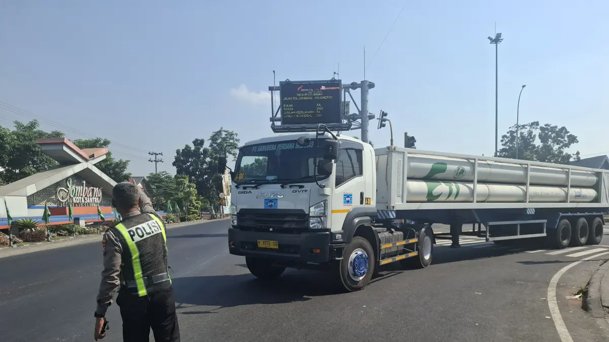 Pengalihan kendaraan dilakukan petugas di Exit Tol Tembelang