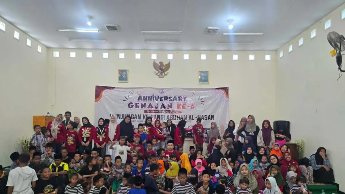 TELADAN: Wakil Ketua 3 DPRD Jombang, HM Syarif Hidayatullah ST MMT (Gus Sentot), bersama GeNaJan memperingati Maulid Nabi dengan berbagi di Panti Asuhan Al-Hasan, Watugaluh, Diwek, Selasa (25/8).