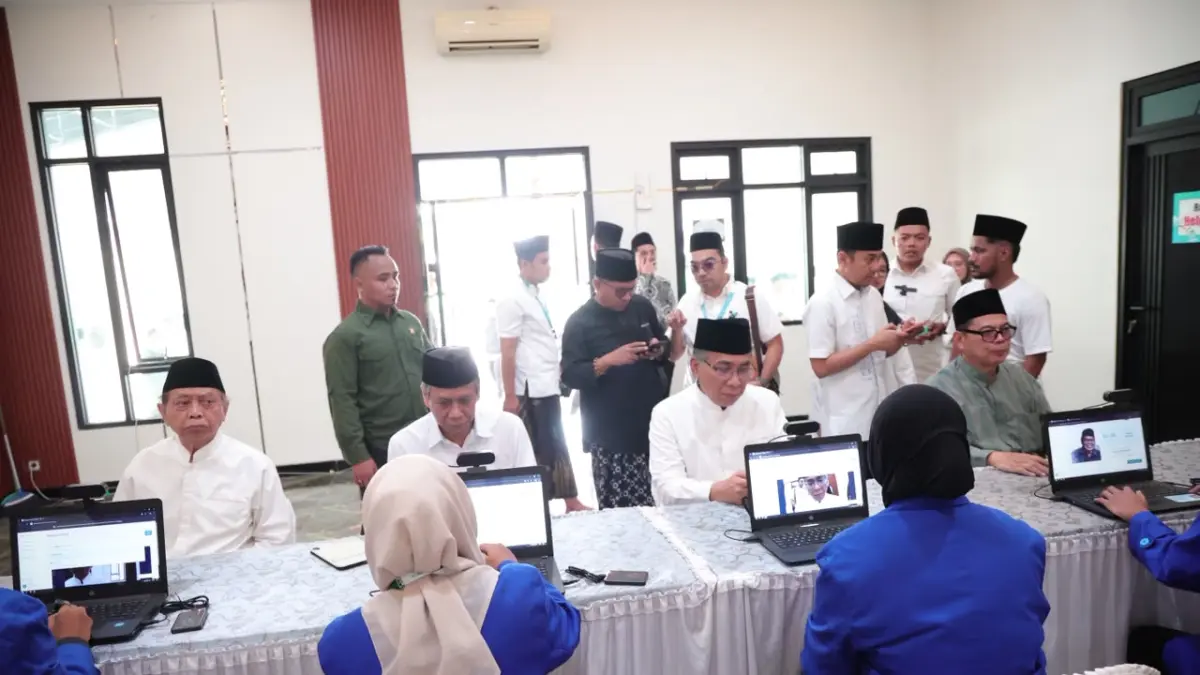TINJAU VENUE: Ketua Umum Pengurus Besar Nahdlatul Ulama (PBNU) KH Yahya Cholil Staquf (Gus Yahya) meninjau langsung proses pendaftaran peserta Muktamar Ke-35 NU di Pondok Pesantren Bahrul Ulum Tambakberas, Jombang, Rabu (26/8).