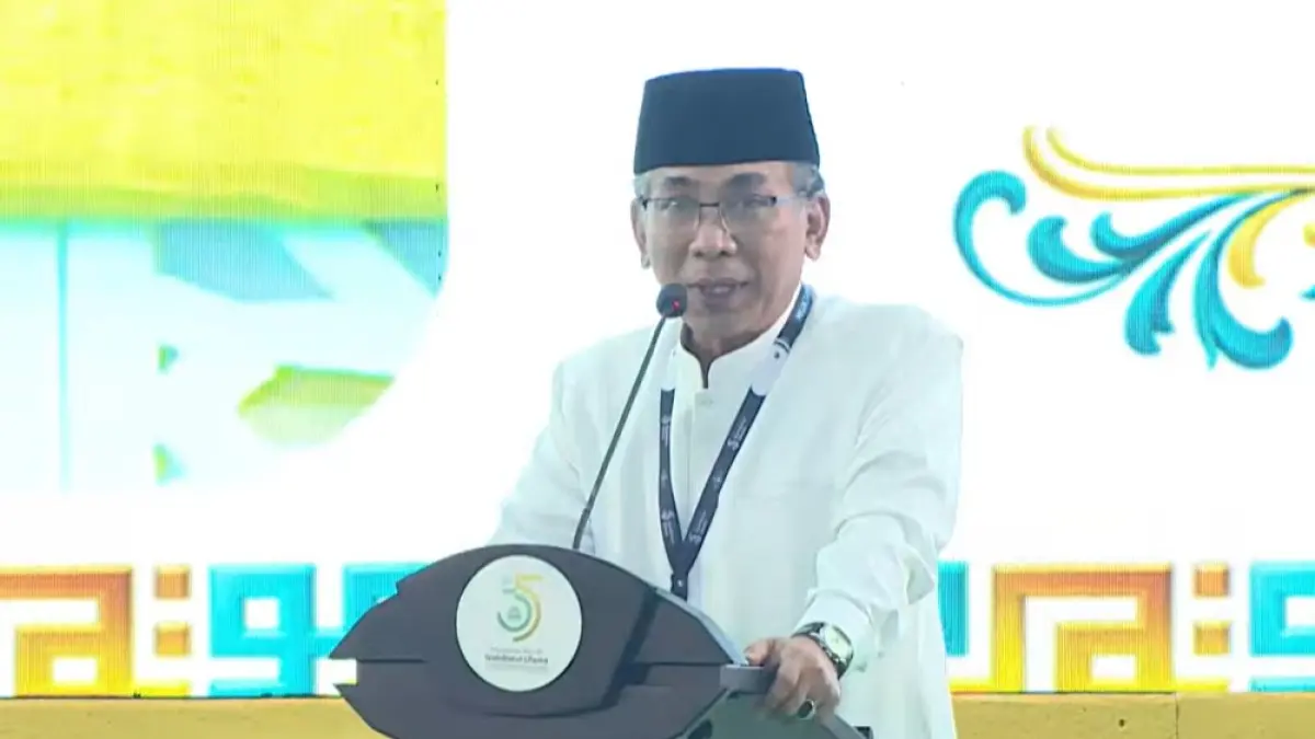 Ketua Umum Pengurus Besar Nahdlatul Ulama (PBNU) KH Yahya Cholil Staquf (Gus Yahya) memberikan sambutan dalam pembukaan Muktamar ke-35 NU, Kamis (27/8).
