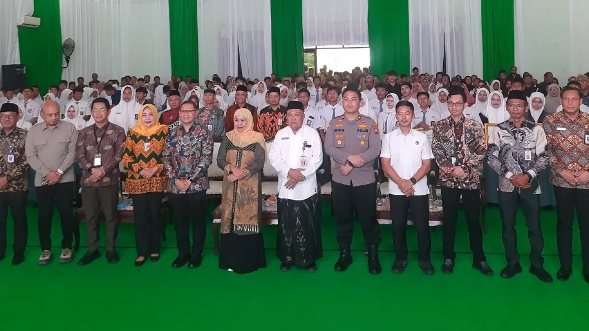 Gubernur Jawa Timur Khofifah Indar Parawansa foto bersama seluruh peserta. 