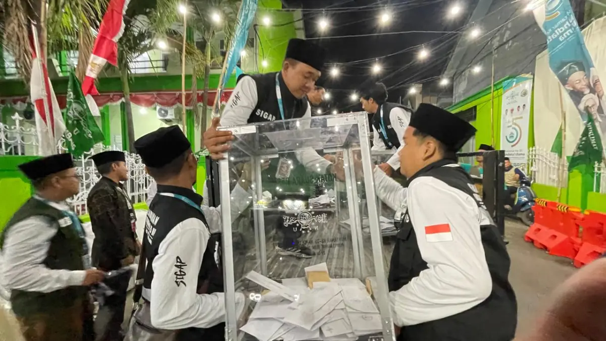 JAGA NETRALITAS: Tim SIGAP PPBU Tambakberas, Jombang, saat memboyong kotak suara usulan AHWA ke kediaman KH Abdurrozaq Sholeh, Jumat (28/8) dini hari.