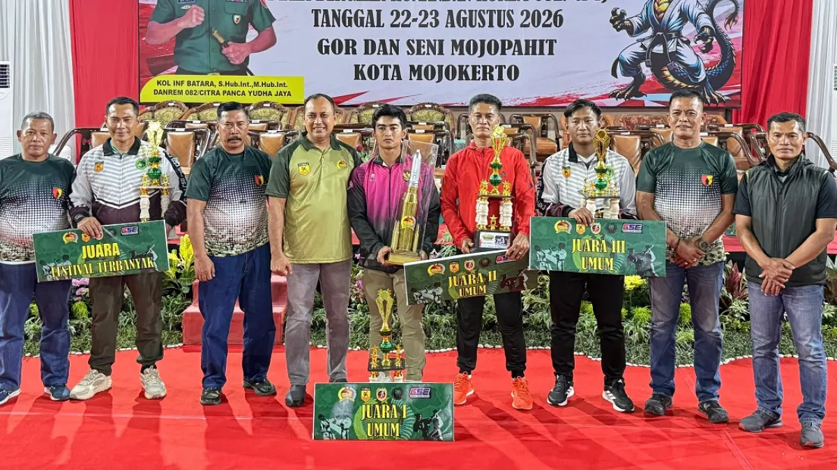 JAWARA: Karateka Jombang menerima piala juara umum Piala Bergilir Danrem 082/CPYJ Mojokerto di GOR dan Seni Mojopahit, Kota Mojokerto, (23/8).