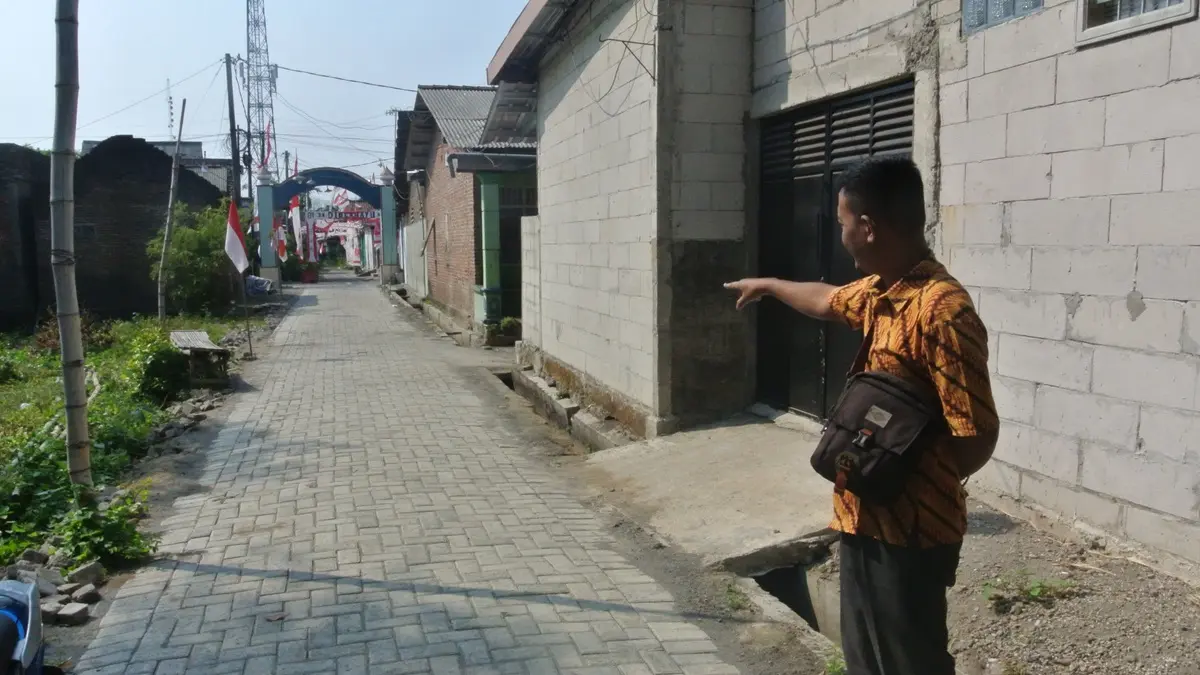 KEBUTUHAN WARGA: Kaur Perencanaan Desa Kepuhkembeng Nanda Sulung Pasihan menunjukkan lokasi pembangunan jalan paving di wilayah Dusun Jajar, Desa Kepuhkembeng.