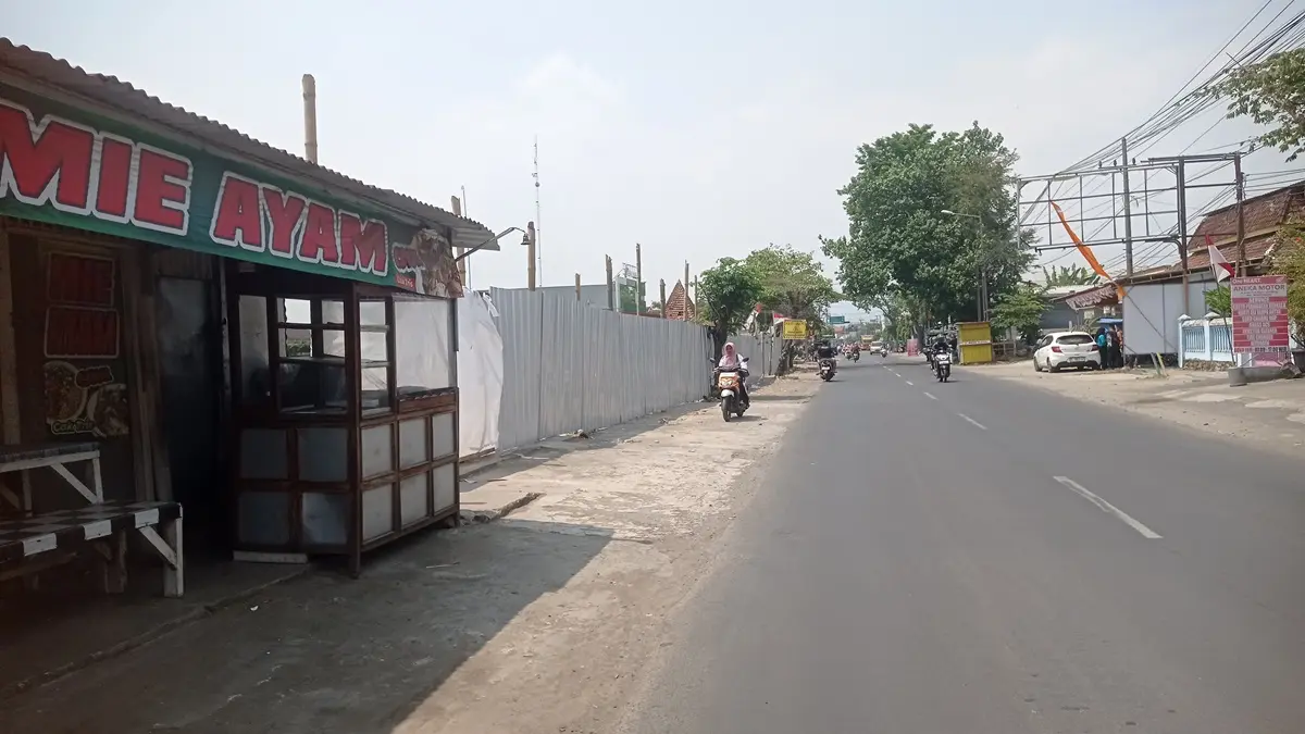 KEBUTUHAN WARGA: Kaur Perencanaan Desa Kepuhkembeng Nanda Sulung Pasihan menunjukkan lokasi pembangunan jalan paving di wilayah Dusun Jajar, Desa Kepuhkembeng.