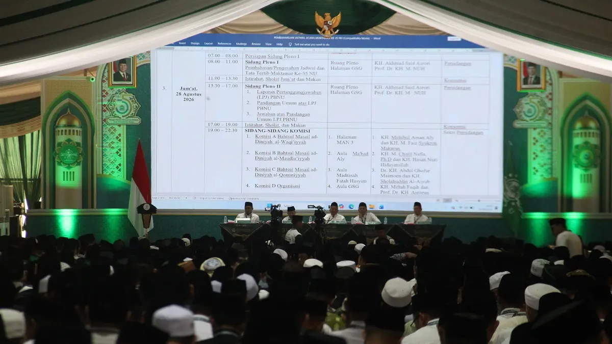 KETAT: Peserta Muktamar saling menyangga dan mempertanyakan penyampaikan di sidang Pleno I, Jumat (28/8).
