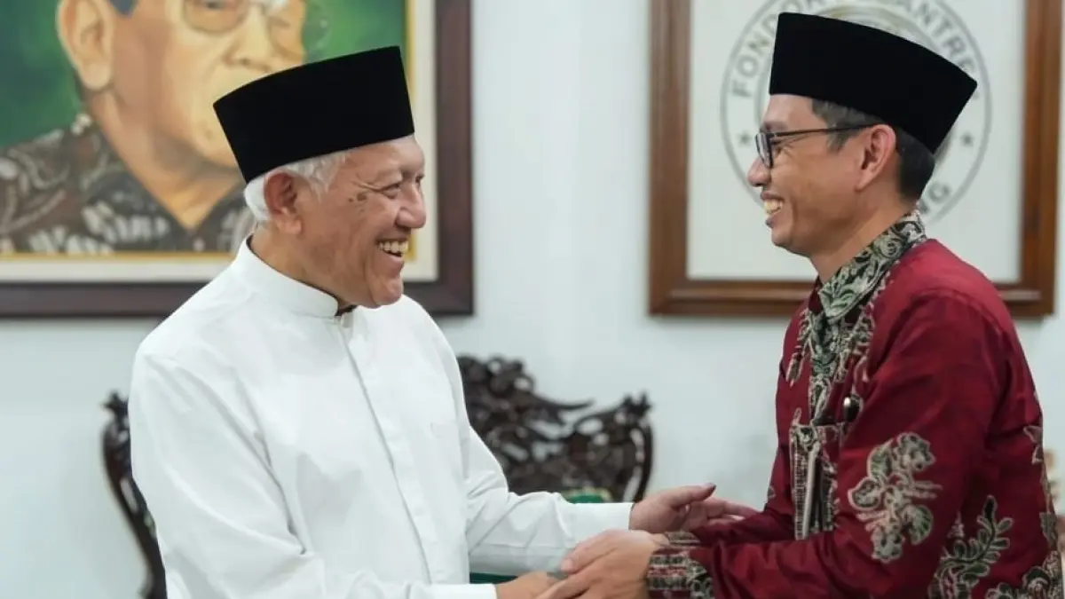 KH.Abdul Hakim Mahfudz (Gus Kikin) bersama Pemimpin Bank Jatim Cabang Jombang Hanif Julhamsyah