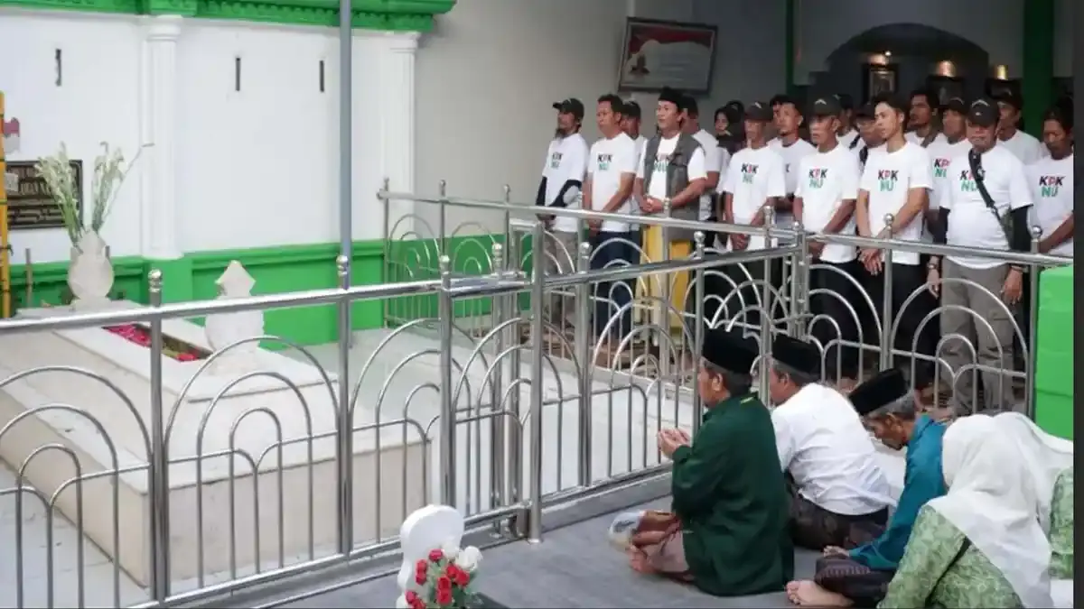 KPK NU ziarah di makam Mbah Wahab di kompleks PP Bahrul Ulum