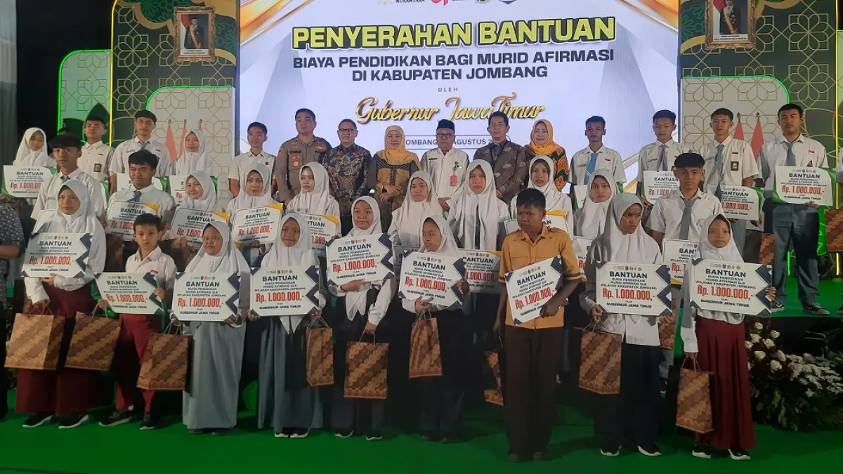 MEMBANGGAKAN: Gubernur Jawa Timur Khofifah Indar Parawansa bersama siswa berprestasi tingkat nasional dan internasional.