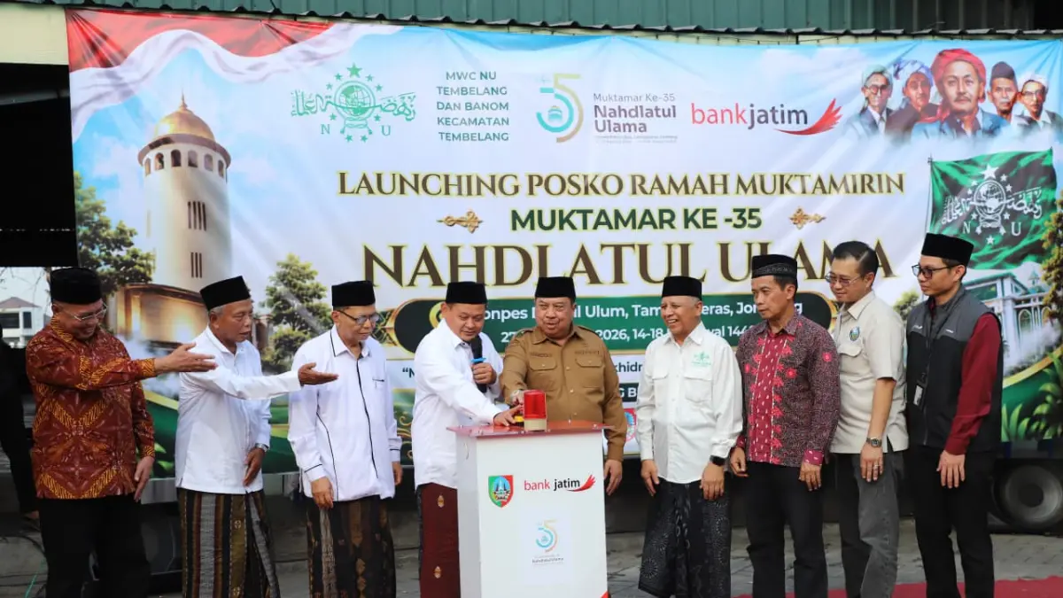 PEDULI: Pemimpin Bank Jatim Cabang Jombang, Hanif Julhamsyah, saat mengikuti peresmian Posko Ramah Muktamirin.