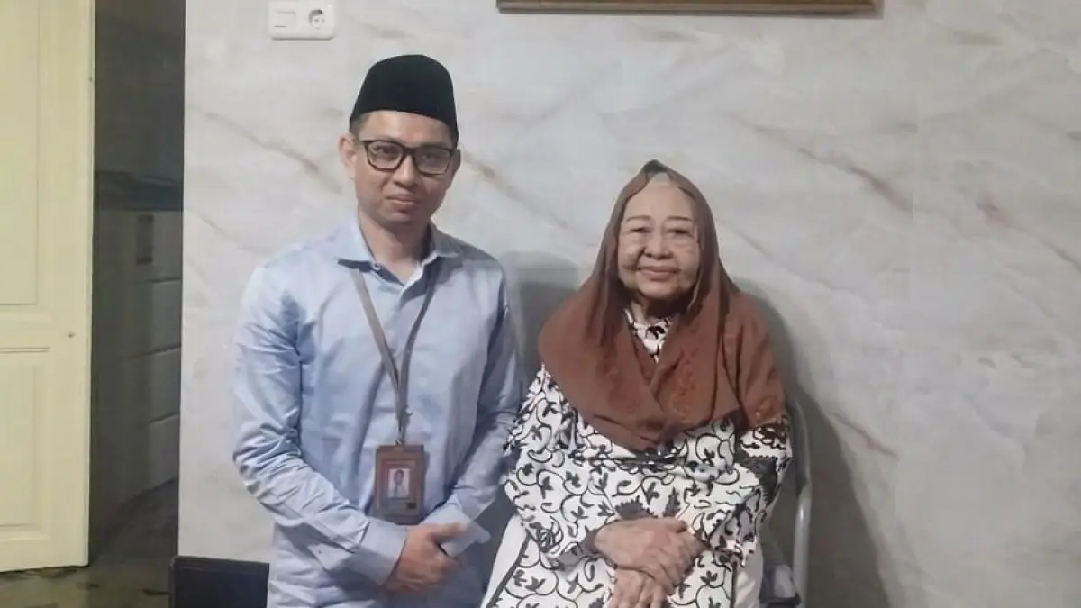 Pemimpin Bank Jatim Cabang Jombang Hanif Julhamsyah bersama Nyai Hj. Machfudhoh Aly Ubaid 