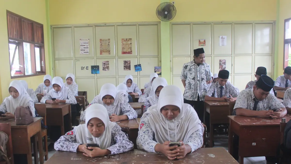 SEMANGAT: Kegiatan belajar mengajar di MTsN 9 Jombang, (5/2).