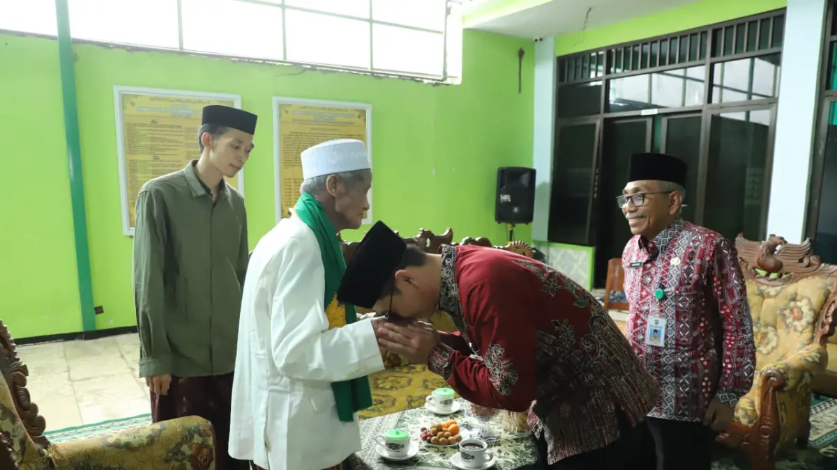 SILATURAHMI: Pemimpin Bank Jatim Cabang Jombang, Hanif Julhamsyah, bersama KH Masduqi Abdurrahman Al-Hafiz