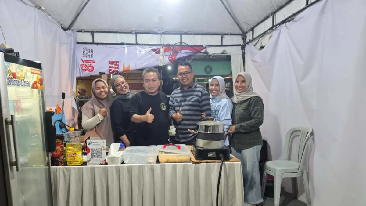 TELADAN: Wakil Ketua 3 DPRD Jombang, HM Syarif Hidayatullah ST MMT (Gus Sentot), mengunjungi stan expo milik PUPR Jombang di lokasi Muktamar NU di Tambakberas, (25/8).