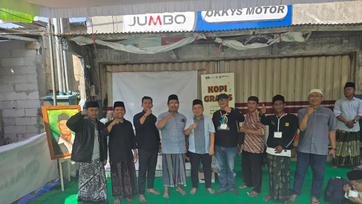 TELADAN: Wakil Ketua 3 DPRD Jombang, HM Syarif Hidayatullah ST MMT (Gus Sentot), mengunjungi stan kopi gratis MJM Jombang di lokasi Muktamar NU di PP Bahrul Ulum Tambakberas,  Jumat (29/8).