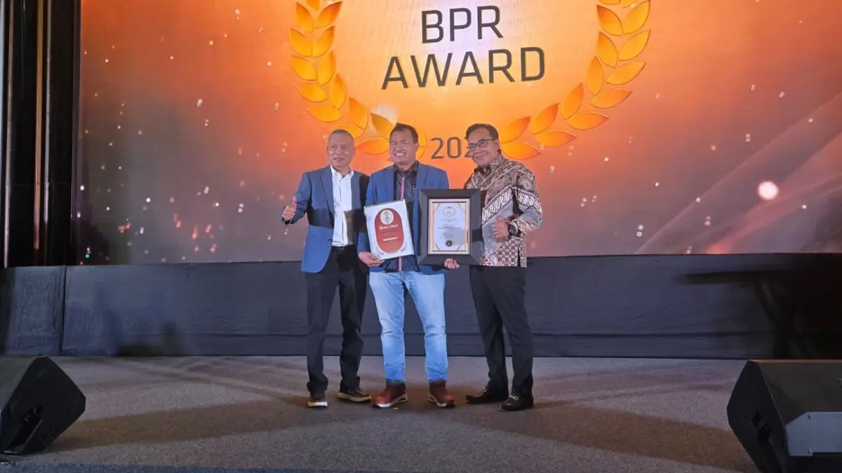 SUKSES: Direktur Utama Bank Jombang Afandi Nugroho SE MM menerima penghargaan Titanium Award di Jakarta, Jumat (14/8).