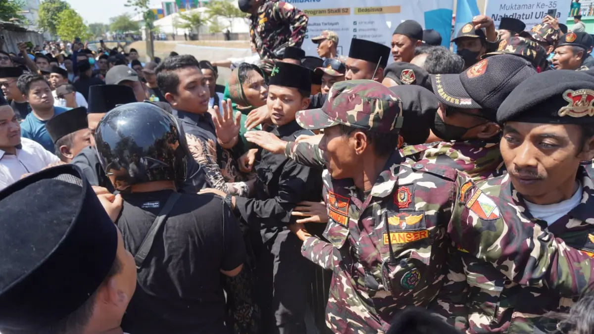Demonstrasi pencukung calon di Muktamar Nu Pp Bahrul Ulum Tambakberas Jombang yang berlangsung ricuh