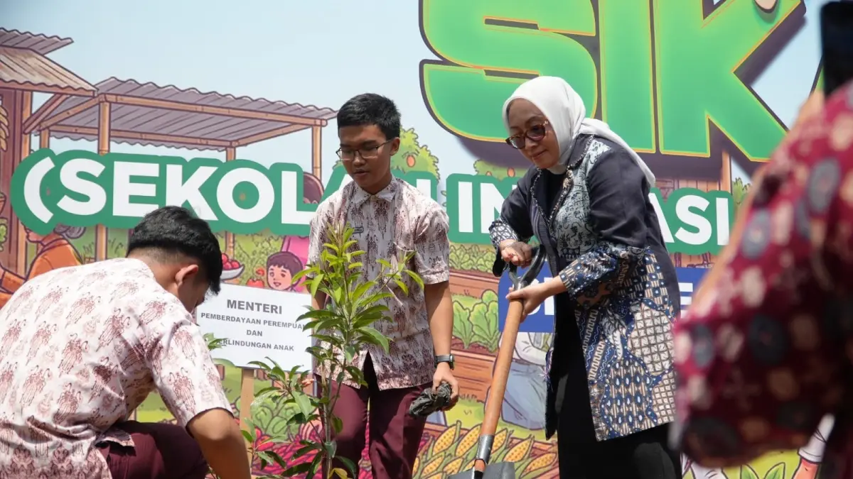 INOVATIF: Penanaman bibit buah oleh Menteri PPPA Jombang, Arifatul Choiri Fauzi,  di halaman SMAN 2 Jombang, Jumat (28/8).

