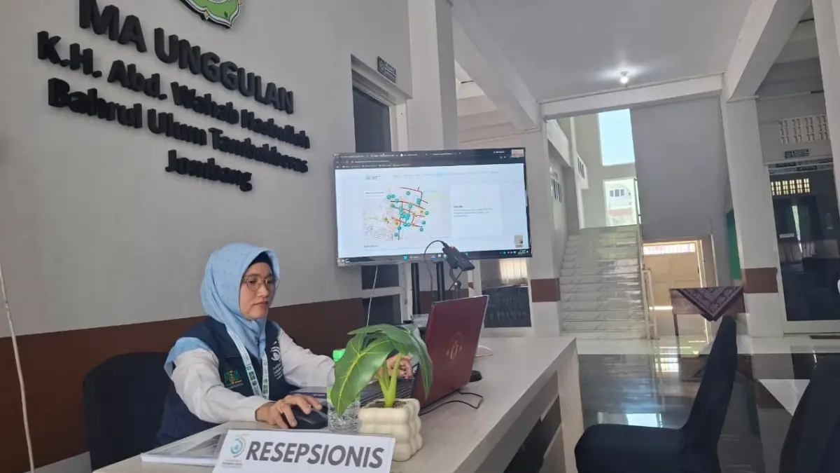 

KHIDMAH: Guru MA Unggulan KH Wahab Hasbullah Tambakberas melayani muktamirin dan menata kamar untuk penginapan peserta, (29/8).

&nbsp;