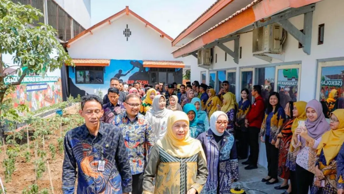 KREATIF: Kepala SMAN 2 Jombang, Budiono, bersama Gubernur Jatim, Khofifah Indar Parawansa, dan Menteri PPPA, Arifatul Choiri Fauzi,  meninjau program SIKAP di halaman SMAN 2 Jombang, Jumat (28/8).