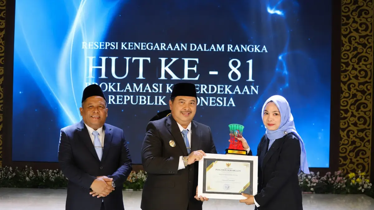 SUKSES: Fungsional Perencana Ahli Muda DLH Jombang, Kholida Krisnawati SAB ME, menerima penghargaan dari Bupati Warsubi di Pendopo Kabupaten Jombang, Senin (17/8).