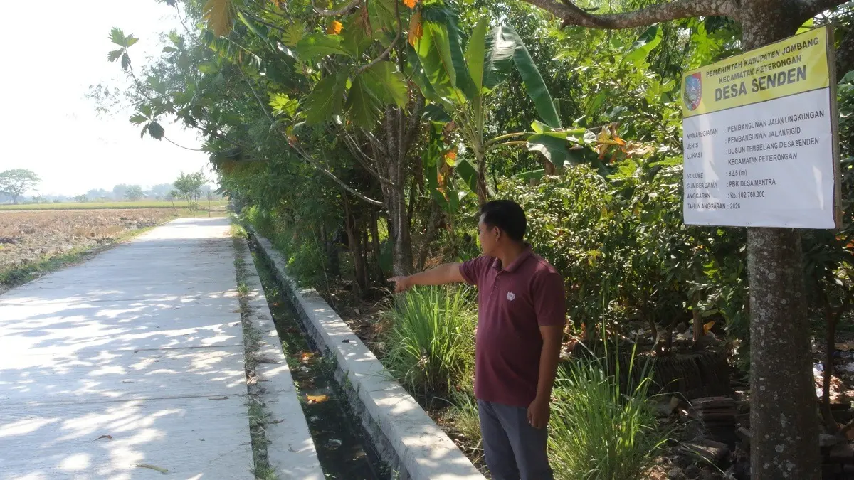 JALAN BARU: Kaur Perencanaan Desa Senden Roisul Arif menunjukkan lokasi jalan rigid beton alokasi program Desa Mantra di Dusun Tembelang, Desa Senden.