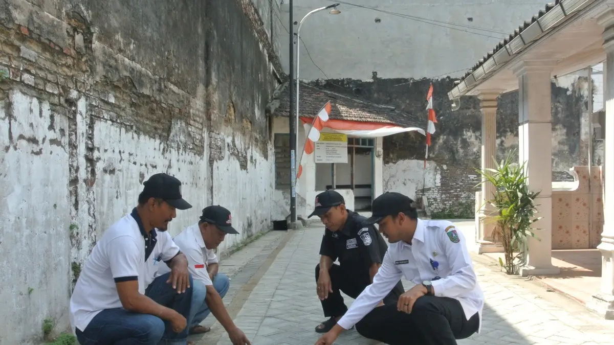 AKSES WARGA: Kepala Desa Peterongan Ali Muzaki (paling kanan) didampingi Ketua TPK Desa Mancar Mochammad Sofi’i, Kasun Peterongan Mochammad Sodikin dan Sekretaris TPK Desa Mancar Fajar Eka saat meninjau hasil pembangunan jalan paving di Dusun Peterongan.