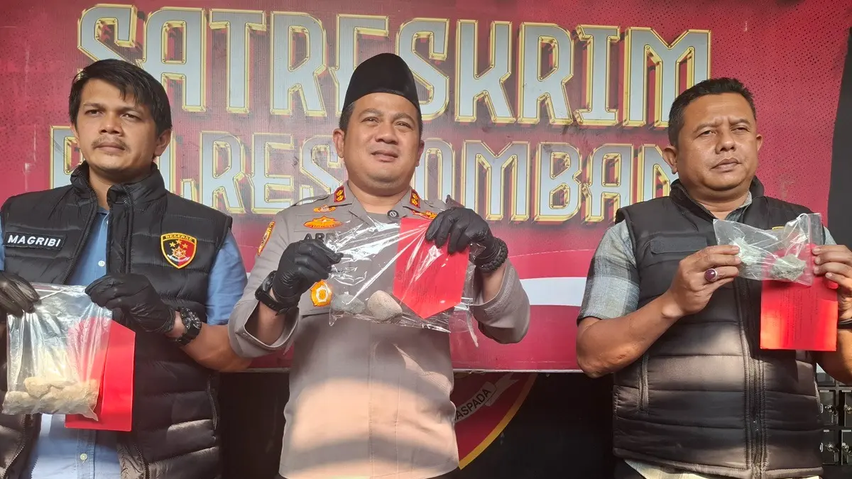 BARANG BUKTI: Polisi menunjukkan barangbukti yang diamankan petugas dari sejumlah tersangka

