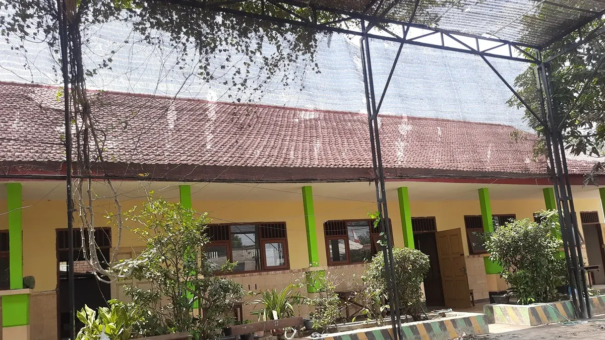 DIKELUHKAN: Bagian dari rehabilitasi SDN Jarak 1 Kecamatan Jogoroto yang dinilai kurang pas, (31/8).  