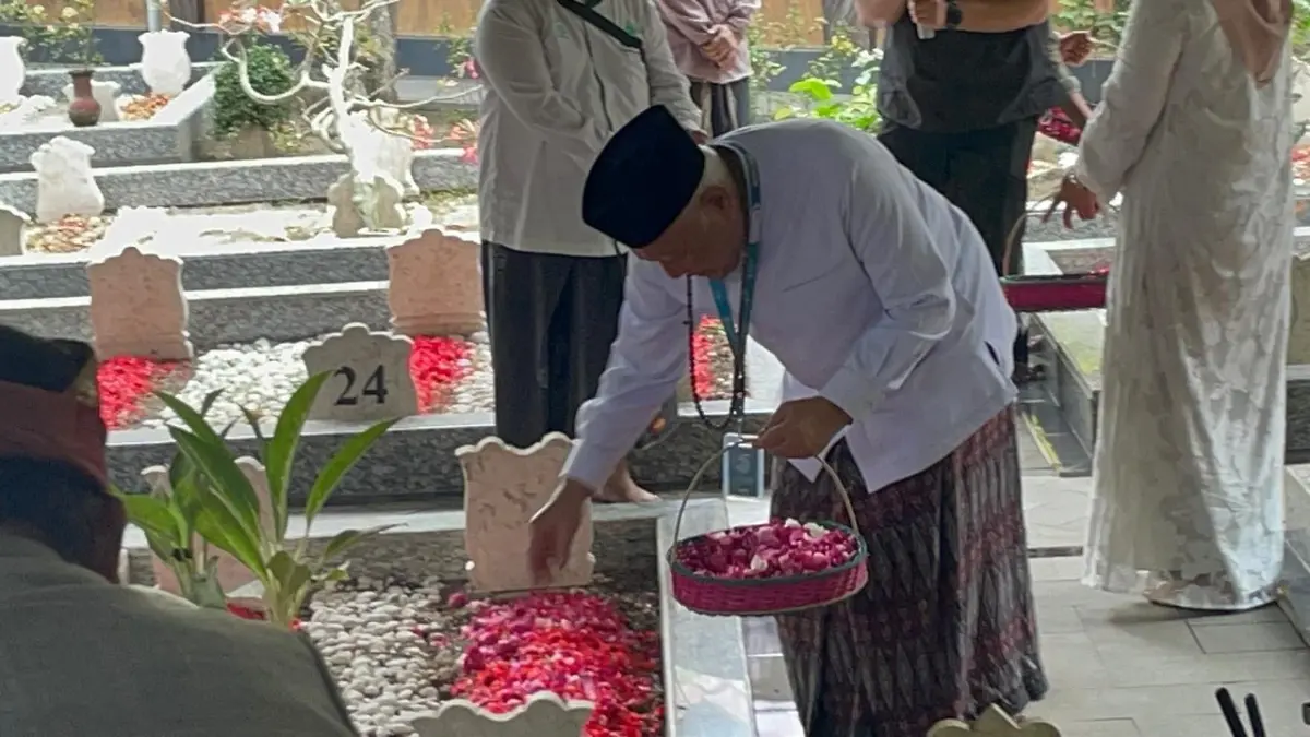 KEMBALI KE TEBUIRENG: KH Abdul Hakim Mahfudz atau Gus Kikin Ketua Umum Pengurus Besar Nahdlatul Ulama (PBNU) saat ziarah ke makam Mbah Hasyim, Senin (31/8).