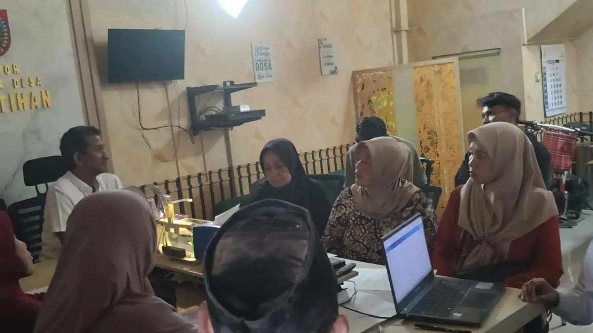 Kepala Desa Kepatihan Erwin pribadi saat melakukan mediasi Bantuan Program Keluarga Harapan (PKH) untuk belasan warga Desa Kepatihan, Kecamatan Jombang, tiba-tiba berhenti. 